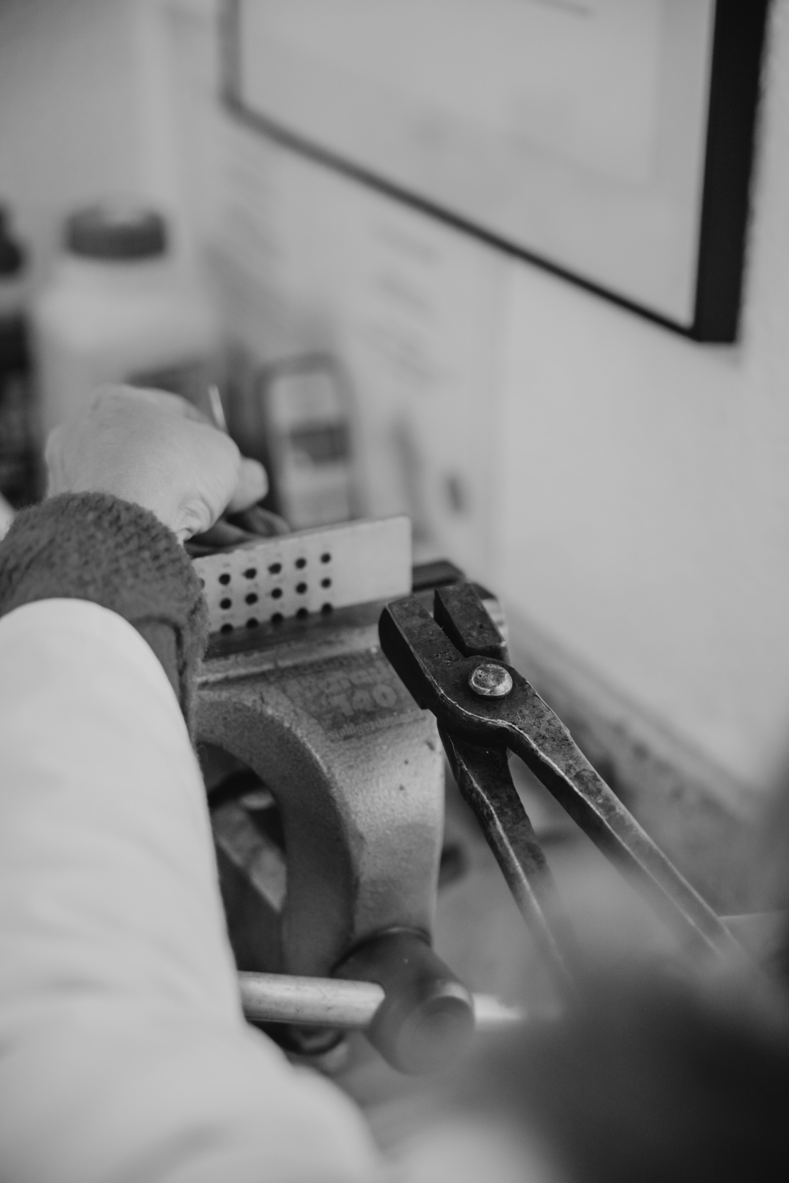 Mit der Zange am Schraubstock: Arbeit an der Werkbank