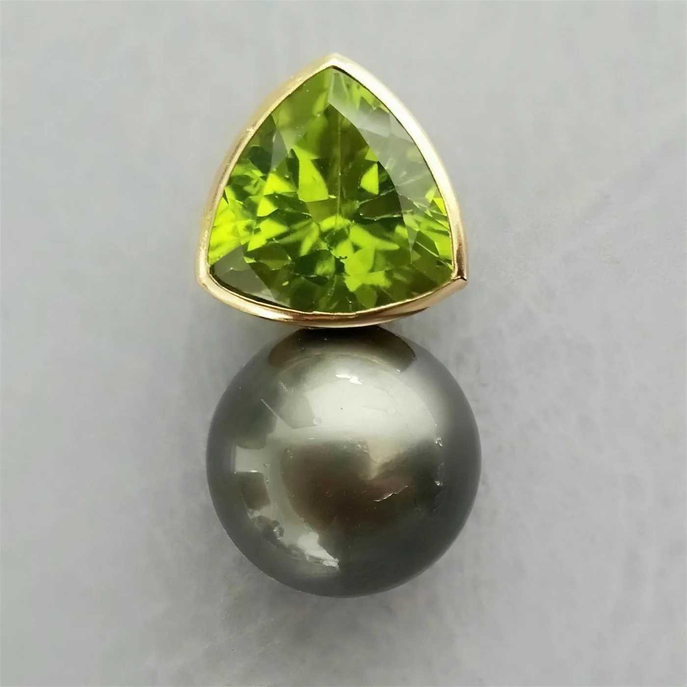 Anhänger mit grünem Peridot im Trillant-Schliff über grauer Tahiti-Perle
