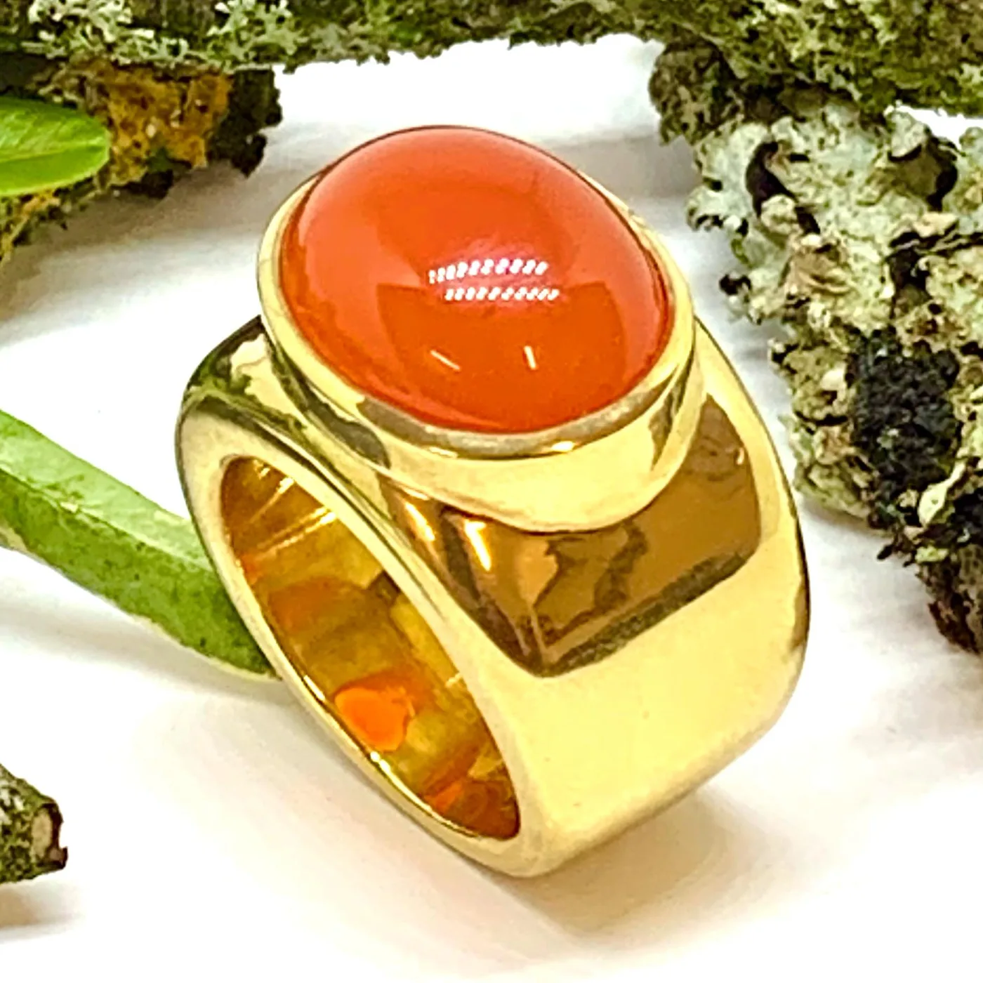 Gelbgoldring mit orangefarbenem Cabochon