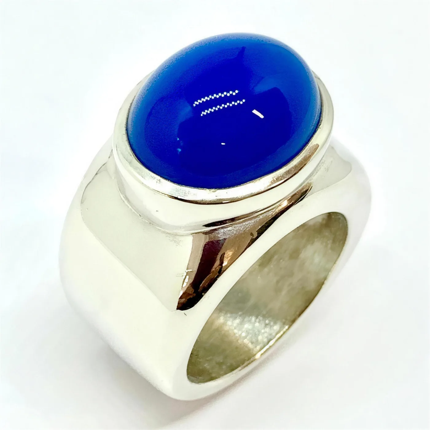 Massiver Weißgoldring mit großem ovalem königsblauem Cabochon