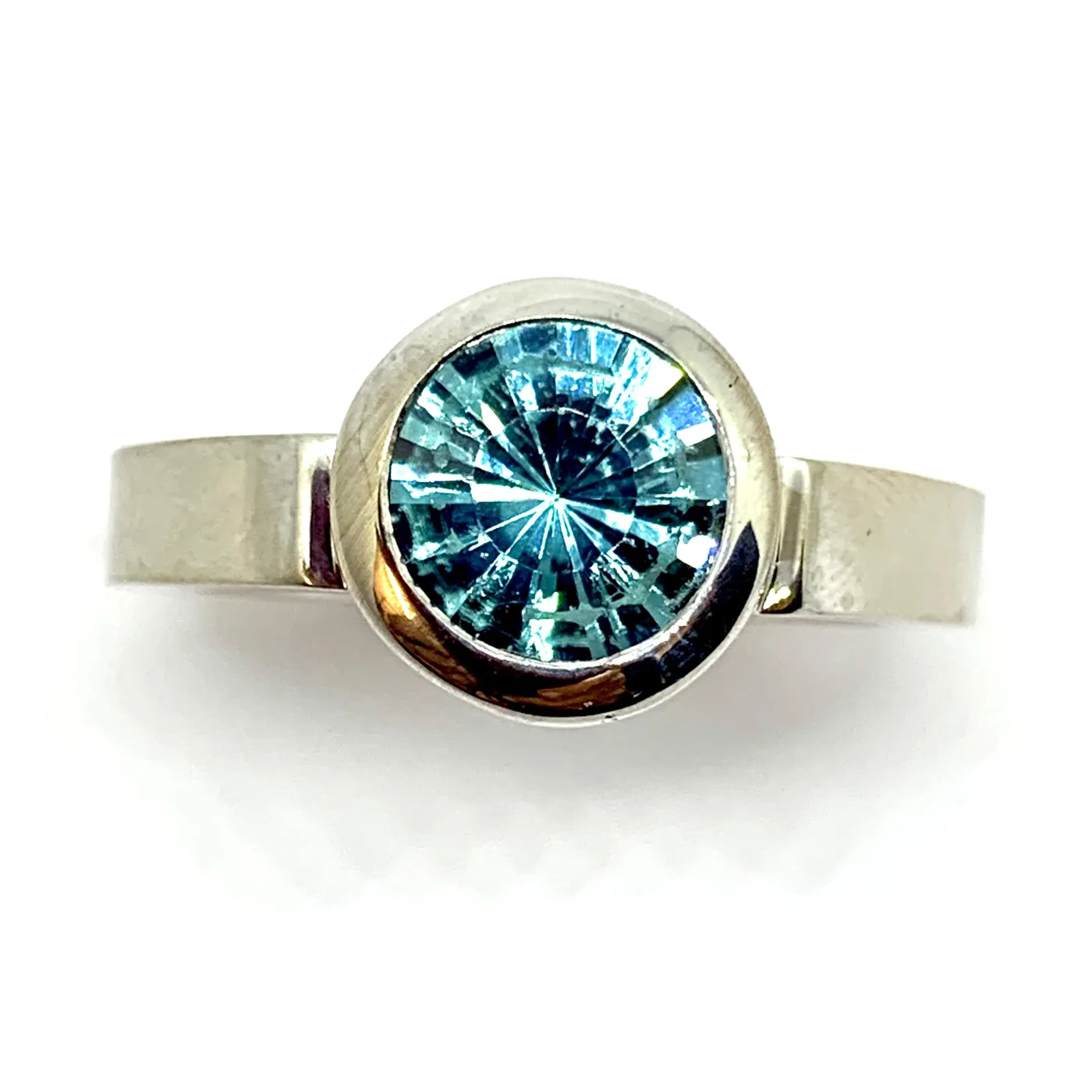 Weißgoldring mit rund facettiertem blauem Topas